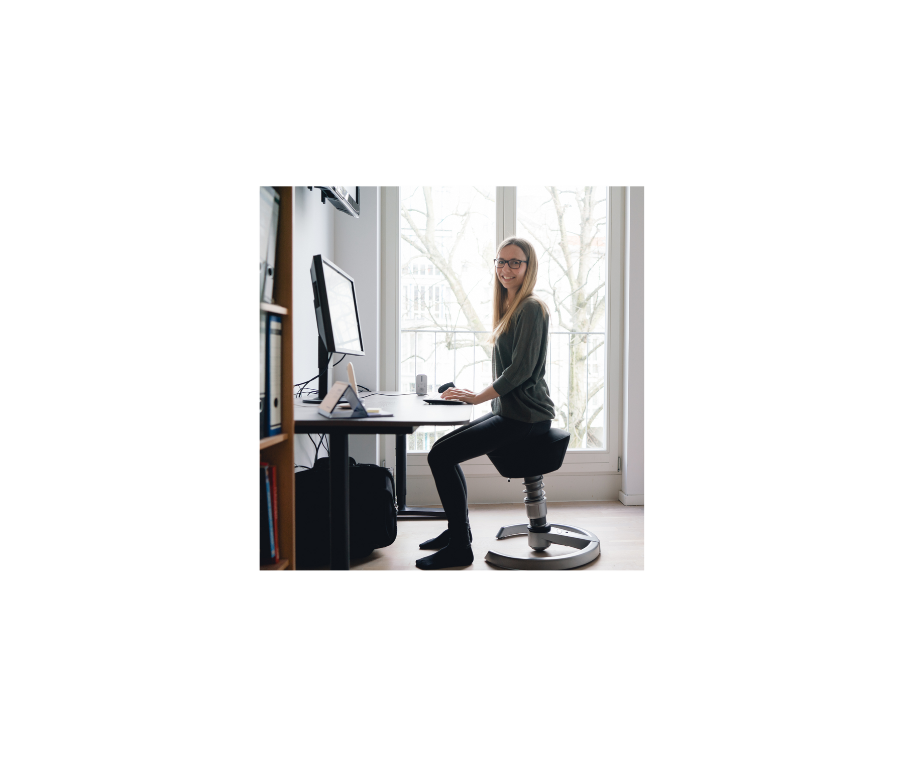 Benefits of Ergonomic Stools in Sit-Stand Desk Workspaces